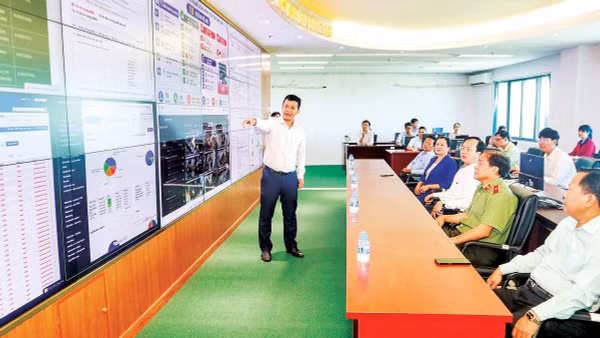 Lãnh đạo tỉnh Vĩnh Long kiểm tra vận hành Trung tâm giám sát, điều hành đô thị thông minh.