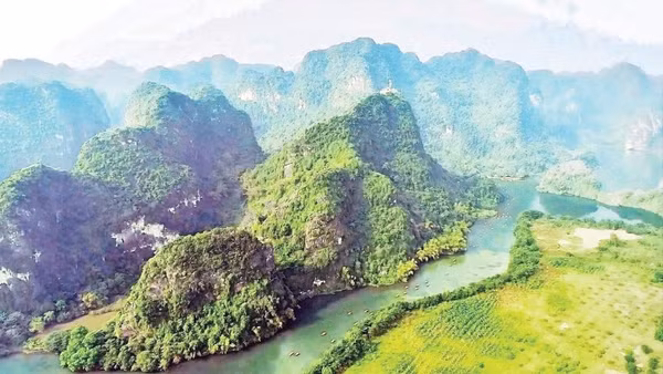 Một góc Quần thể danh thắng Tràng An nhìn từ trên cao.