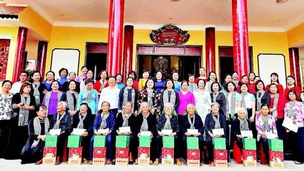 Nhiều đoàn cán bộ tổ chức về nguồn, thắp hương tại Khu lưu niệm Nữ tướng Nguyễn Thị Định.