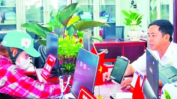 Người dân làm thủ tục hành chính tại Ủy ban nhân dân xã Vị Thanh.