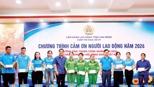 Lãnh đạo Liên đoàn Lao động tỉnh Cao Bằng và đại diện Cụm thi đua số 1 tặng quà cho người lao động có hoàn cảnh khó khăn.