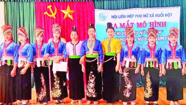 Bà Lò Thị Thi (áo vàng) trong lần ra mắt mô hình “Chi hội phụ nữ 3 sạch” tại bản Nậm Pù.