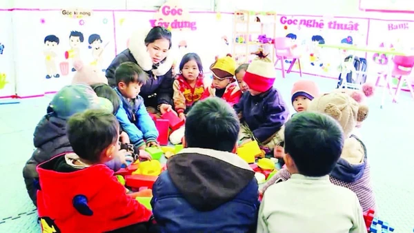 Tiết học của các em học sinh tại điểm trường Lùng Éo, xã Bắc Mê chủ yếu bằng đồ dùng thủ công.