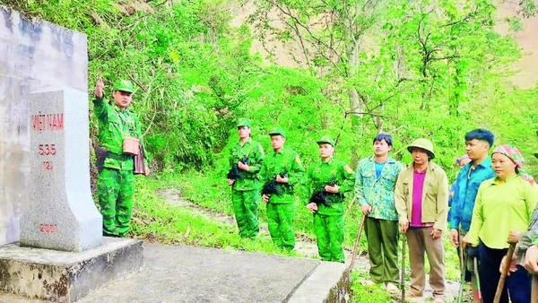 Cán bộ, chiến sĩ Đồn Biên phòng Đàm Thủy tuyên truyền, phổ biến pháp luật về quản lý, bảo vệ biên giới cho nhân dân.