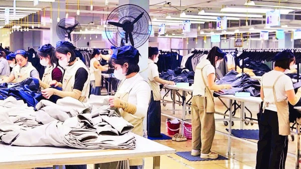 Sản xuất tại Công ty may Bắc Giang LGG trong những ngày giáp Tết.