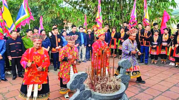 Các thầy mo thực hiện nghi lễ cúng Tổ Bàn Vương theo phong tục cổ truyền tại Miếu Bàn Vương.