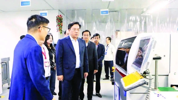 Chủ tịch Ủy ban nhân dân tỉnh Phú Thọ Trần Duy Đông làm việc với Công ty TNHH Điện tử BYD Việt Nam tại Khu công nghiệp Phú Hà.