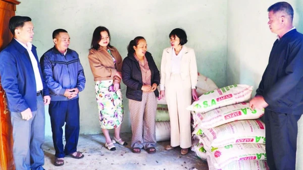 Lãnh đạo Đảng ủy xã Đức An kiểm tra, nắm bắt tình hình thực tế mô hình “5 cán bộ, đảng viên giúp 1 hộ dân thoát nghèo” trên địa bàn.