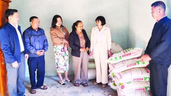 Lãnh đạo Đảng ủy xã Đức An kiểm tra, nắm bắt tình hình thực tế mô hình “5 cán bộ, đảng viên giúp 1 hộ dân thoát nghèo” trên địa bàn.