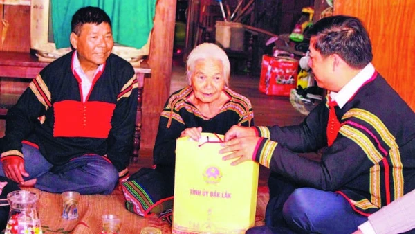 Bí thư Tỉnh ủy Đắk Lắk Lương Nguyễn Minh Triết thăm, tặng quà Tết gia đình chính sách ở buôn Ea M'Droh, xã Ea M'Droh. (Ảnh H'GIANG NIÊ)