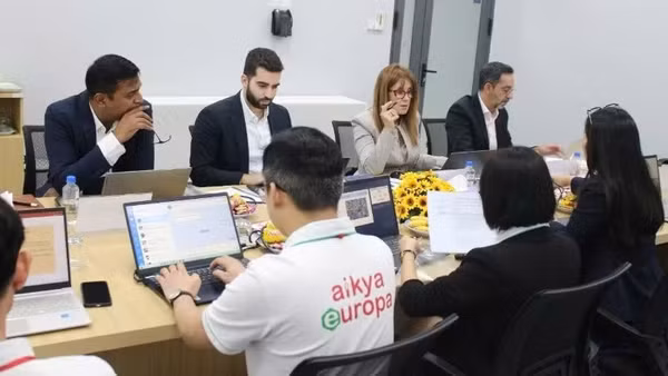Chuyên gia nước ngoài làm việc tại Nhà máy Dược phẩm Aikya Vĩnh Long.
