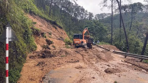 Mưa lớn gây sạt lở đất tại xã Đồng Văn, tỉnh Tuyên Quang vào ngày 29/6 gây ách tắc giao thông.