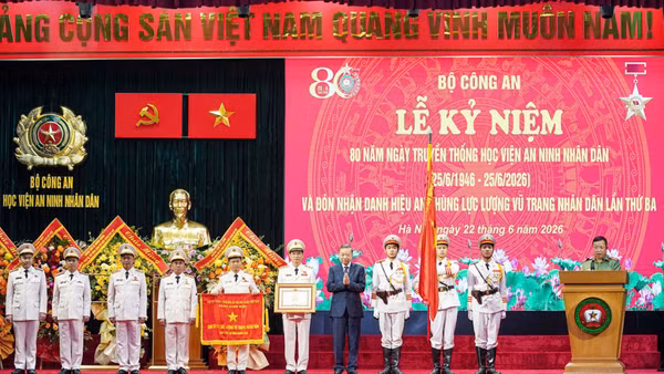 Tổng Bí thư, Chủ tịch nước Tô Lâm trao danh hiệu Anh hùng Lực lượng vũ trang nhân dân tặng Học viện An ninh nhân dân. (Ảnh: MINH CHÍNH)