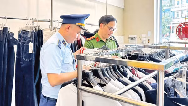 Đội Quản lý thị trường số 6 phối hợp Công an tỉnh Lạng Sơn kiểm tra, phát hiện nhiều mặt hàng quần áo, giày dép có dấu hiệu giả mạo các nhãn hiệu nổi tiếng tại cửa hàng kinh doanh ở phường Đông Kinh. (Ảnh: LƯU QUYÊN)