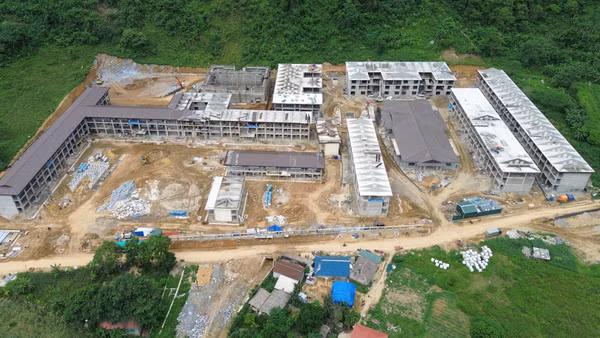 Công trường xây dựng Trường Phổ thông nội trú liên cấp Tiểu học và Trung học cơ sở Minh Tân.