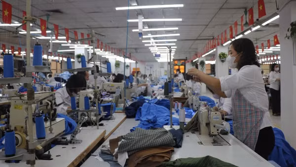 Sản xuất hàng dệt may xuất khẩu tại Tổng công ty May 10.