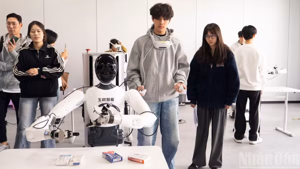 Kỹ thuật viên đang “huấn luyện” robot tại một doanh nghiệp ở thành phố Thâm Quyến, tỉnh Quảng Đông, Trung Quốc. (Ảnh: HỒ QUÂN)