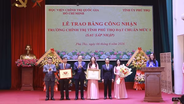 Phó Giáo sư, Tiến sĩ Đoàn Minh Huấn trao Bằng công nhận Trường Chính trị tỉnh Phú Thọ đạt chuẩn mức 1.
