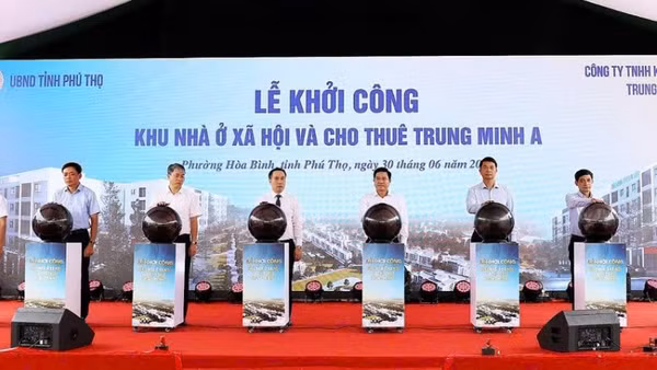 Đại diện lãnh đạo tỉnh và Công ty Trách nhiệm hữu hạn Khu đô thị mới Trung Minh ấn nút khởi công Dự án.