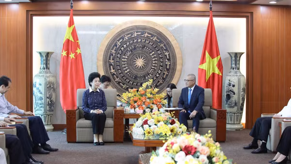 Bí thư Tỉnh ủy Phạm Đại Dương trao đổi với Đoàn đại biểu Chính hiệp toàn quốc Trung Quốc.