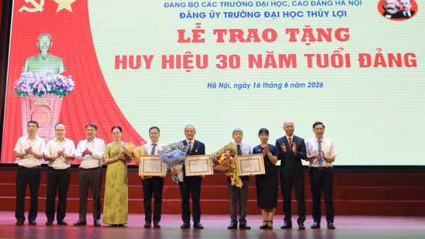 Đảng ủy các trường đại học, cao đẳng Hà Nội chúc mừng các đồng chí được trao Huy hiệu 30 năm tuổi Đảng.