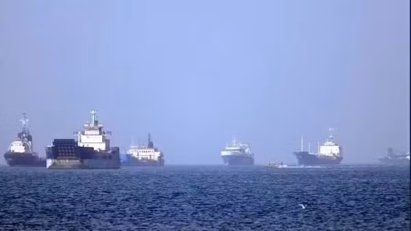 Tàu thuyền vận chuyển trên eo biển Hormuz. (Ảnh: THX/TTXVN)