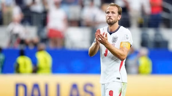 Đội trưởng Đội tuyển Anh Harry Kance chào khán giả sau Chiến thắng thuyết phục 4-2 trước Croatia ở trận đầu ở bảng L. (Ảnh: THX)