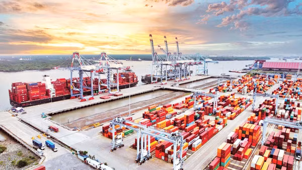 Thành phố Hồ Chí Minh đặt mục tiêu trở thành siêu đô thị có trung tâm dịch vụ hàng đầu Đông Nam Á. Trong ảnh: Một góc cảng Cái Mép. (Ảnh: THẾ ANH)