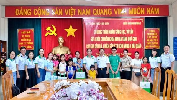 Đoàn công tác của Bệnh viện Nhi đồng 2 khám sức khỏe cho trẻ em tại Vùng 4 Hải quân. 