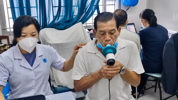 Người dân bị bệnh về hô hấp điều trị tại y tế cơ sở tại Thành phố Hồ Chí Minh.