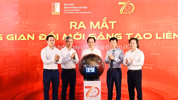 Bộ trưởng Giáo dục và Đào tạo Hoàng Minh Sơn cùng các đại biểu thực hiện nghi thức ra mắt không gian Đổi mới sáng tạo liên ngành. 