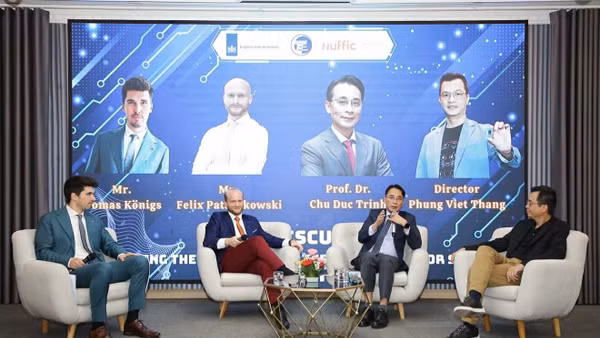 Tọa đàm với chủ đề Thu hẹp khoảng cách kỹ năng trong ngành bán dẫn.