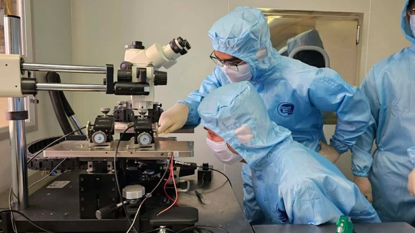 Học viên chương trình V-STT tham gia chế tạo và khảo sát linh kiện bán dẫn trong phòng thí nghiệm.