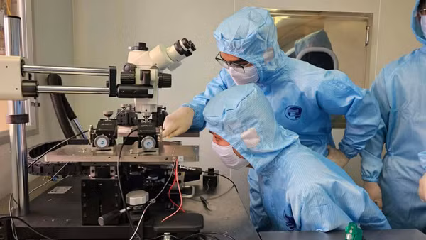 Học viên chương trình V-STT tham gia chế tạo và khảo sát linh kiện bán dẫn trong phòng thí nghiệm.