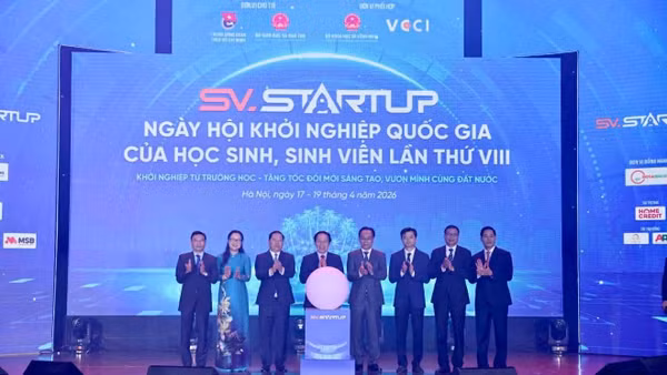 Các đại biểu thực hiện nghi thức kích hoạt hạt giống công nghệ, chính thức khai mạc ngày hội.