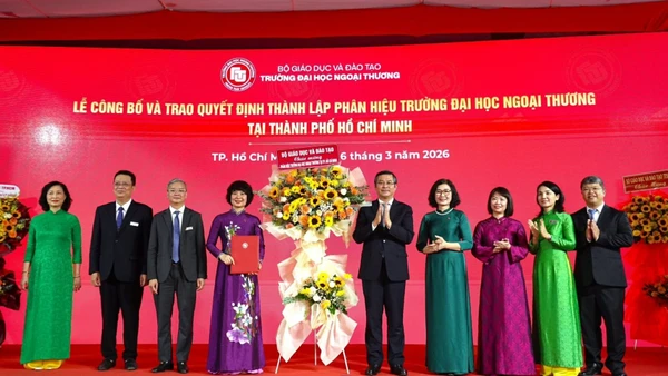 Thứ trưởng Giáo dục và Đào tạo Nguyễn Văn Phúc trao quyết định thành lập Phân hiệu Trường đại học Ngoại thương tại Thành phố Hồ Chí Minh cho lãnh đạo nhà trường.