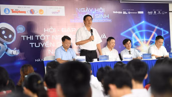 Đại diện Bộ Giáo dục và Đào tạo, Sở Giáo dục và Đào tạo Hà Nội cùng các trường đại học giải đáp mọi thắc mắc của học sinh. 