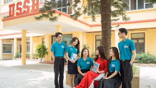 Sinh viên Trường đại học Khoa học Xã hội và Nhân văn (Đại học Quốc gia Hà Nội) cùng trợ lý đào tạo khoa học trao đổi học tập. 