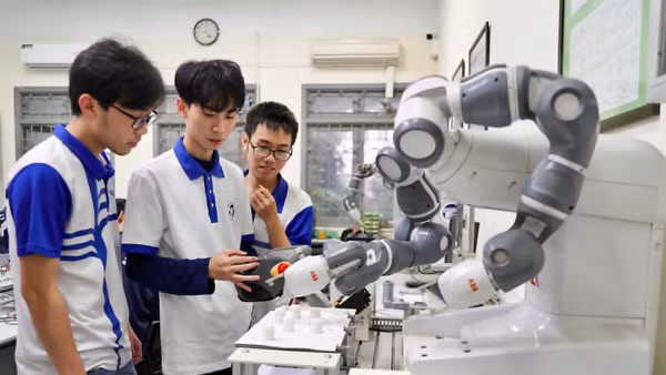Giờ thực hành nghiên cứu khoa học của sinh viên Đại học Công nghệ (Đại học Quốc gia Hà Nội) (Ảnh: Ngọc Thành)