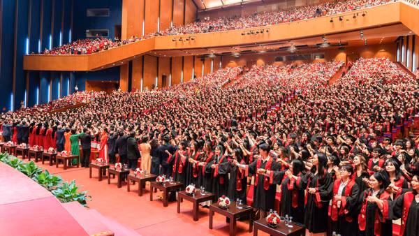 Quang cảnh Lễ trao bằng tốt nghiệp đợt 1 năm 2026 của Trường đại học Ngoại thương.