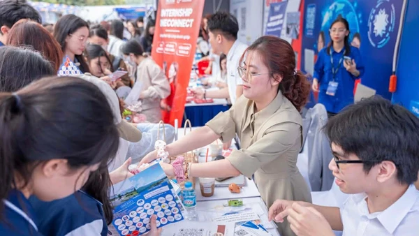 Ngày hội việc làm Phenikaa Career Fair 2026 thu hút hơn 9.000 sinh viên tham dự.