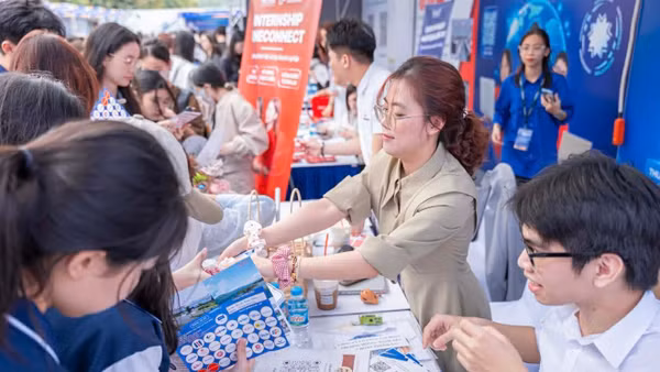 Ngày hội việc làm Phenikaa Career Fair 2026 thu hút hơn 9.000 sinh viên tham dự.
