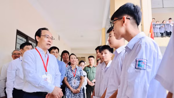 Bộ trưởng Giáo dục và Đào tạo Hoàng Minh Sơn trò chuyện, động viên thí sinh trước giờ làm bài môn Ngữ văn, Kỳ thi tốt nghiệp trung học phổ thông năm 2026. 