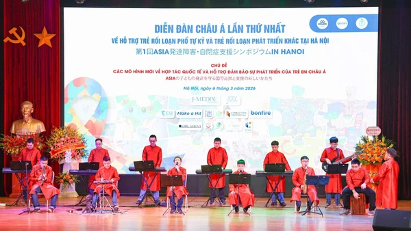 Tiết mục văn nghệ do chính các em rối loạn phổ tự kỷ trưởng thành biểu diễn tại diễn đàn. (Ảnh: THANH TÙNG)