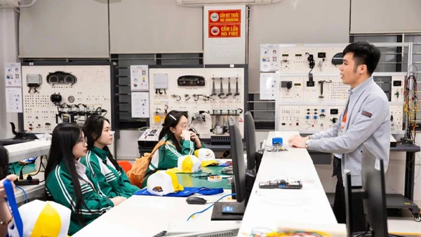 Học sinh tham quan các phòng thí nghiệm và không gian sáng tạo tại Đại học Phenikaa.