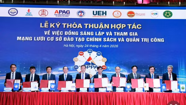 Lễ ký thỏa thuận hợp tác về việc đồng sáng lập và tham gia Mạng lưới cơ sở đào tạo chính sách và quản trị công. (Ảnh: TUẤN ANH)