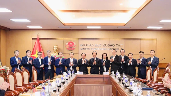 Các đại biểu chụp ảnh lưu niệm tại buổi gặp mặt. (Ảnh: NGUYỄN MẠNH)