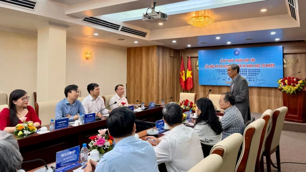 Quang cảnh Lễ ký kết thỏa thuận hợp tác về việc tổ chức Kỳ thi Olympic Toán học và Khoa học tự nhiên dành cho học sinh phổ thông.