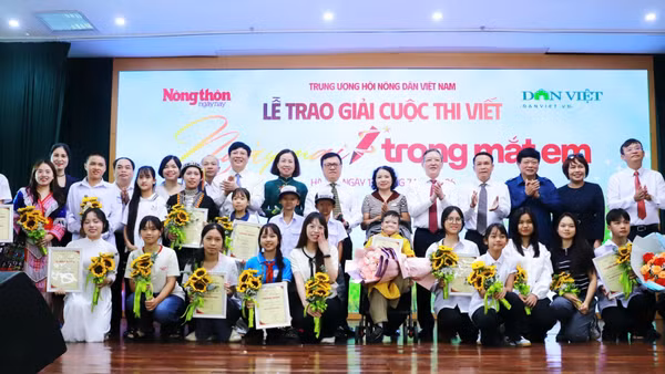 Các đại biểu chụp ảnh cùng các tác giả đạt giải Cuộc thi viết "Ngày mai trong mắt em". 