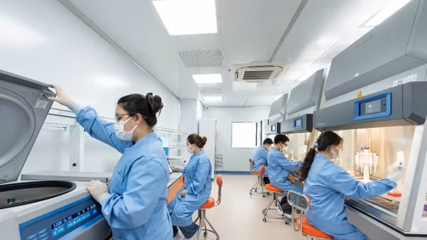 Hoạt động nghiên cứu khoa học tại phòng thí nghiệm của Đại học Phenikaa. (Ảnh: Phenikaa)